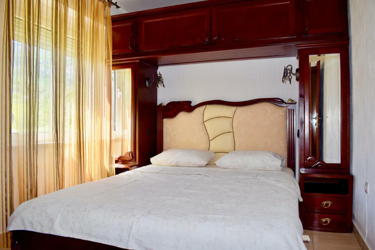 Villa Dolphin Apartments Petrovac Luaran gambar